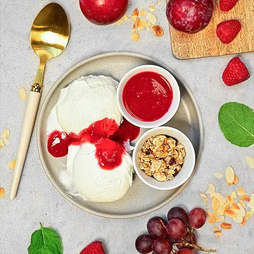 Keto granola z jogurtem greckim i musem owocowym