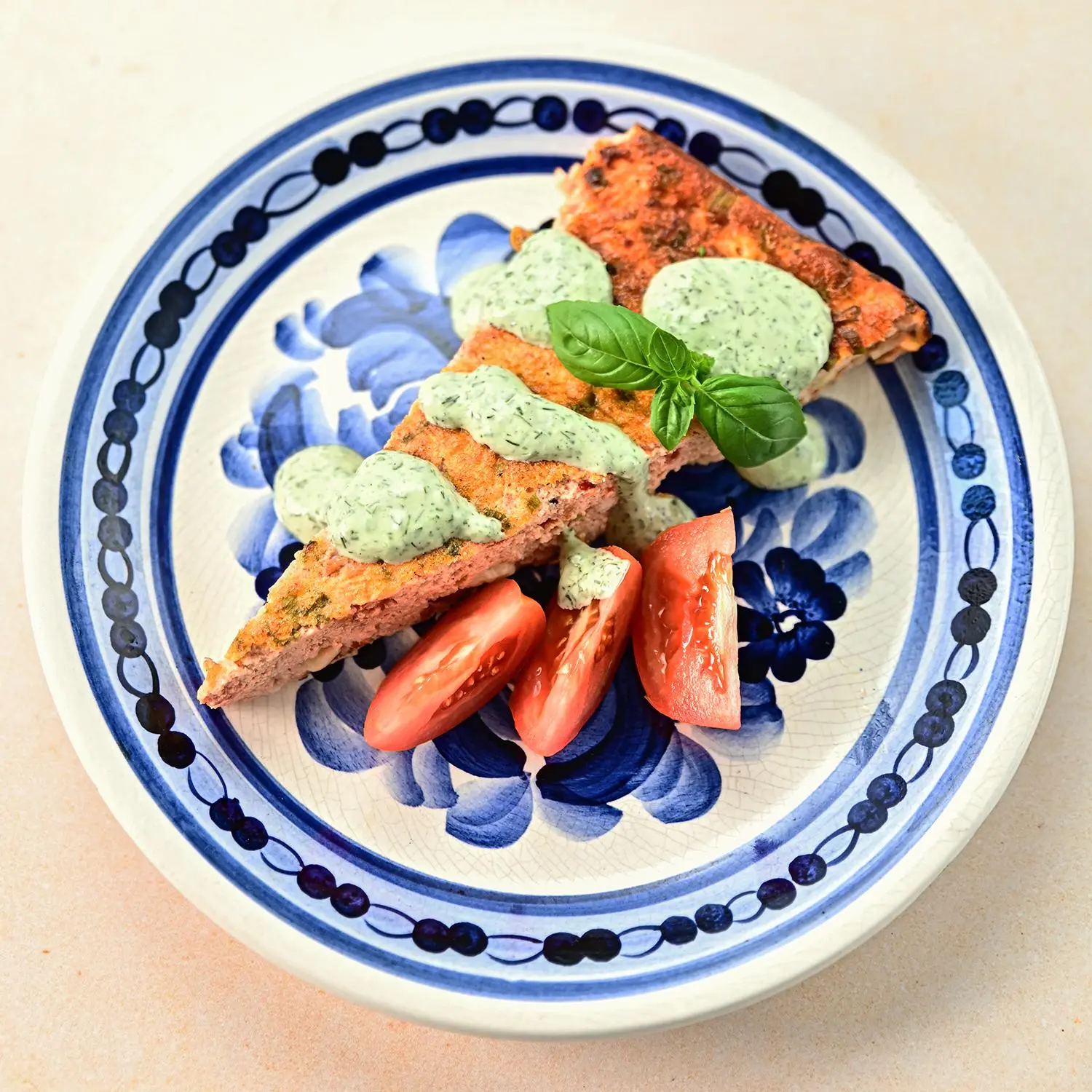 Śniadaniowy omlet z szynką, serem i warzywami z sosem jogurtowo-ziołowym