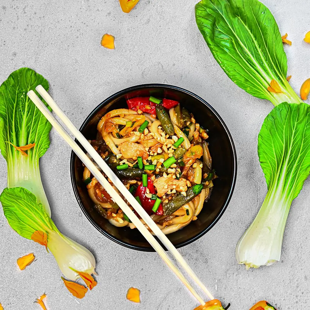 Makaron udon z kurczakiem i warzywami