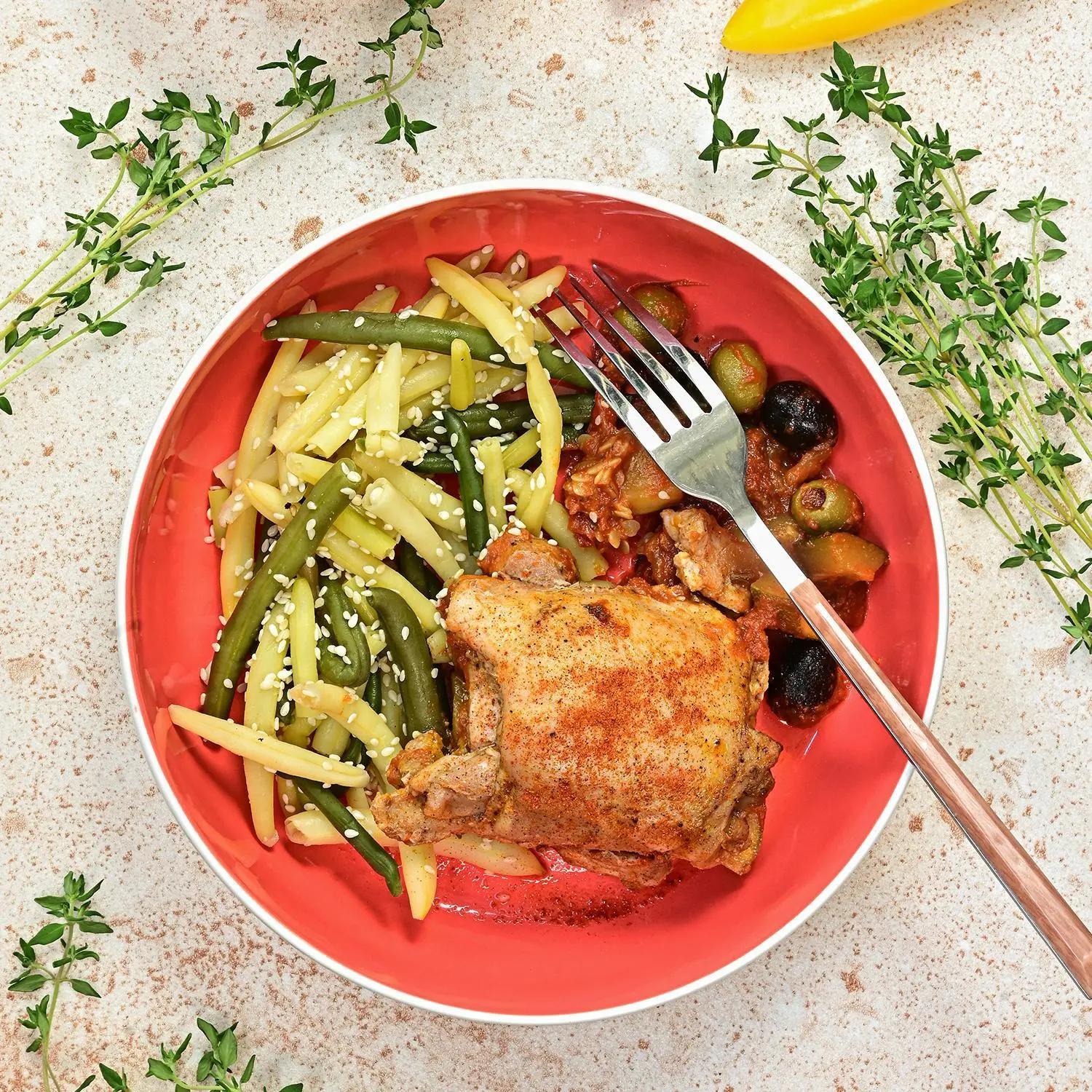 Pieczone keto udka z kurczaka w sosie śródziemnomorskim z kolorową fasolką szparagową z sezamem