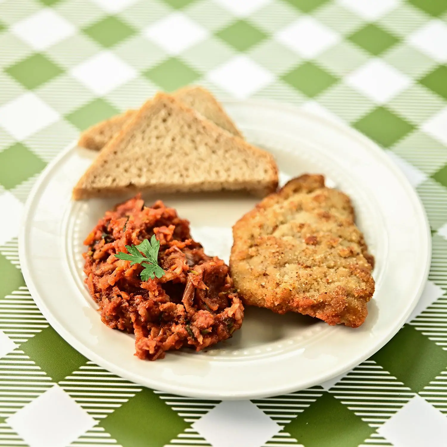 Ryba po grecku z chlebem pszenno-żytnim