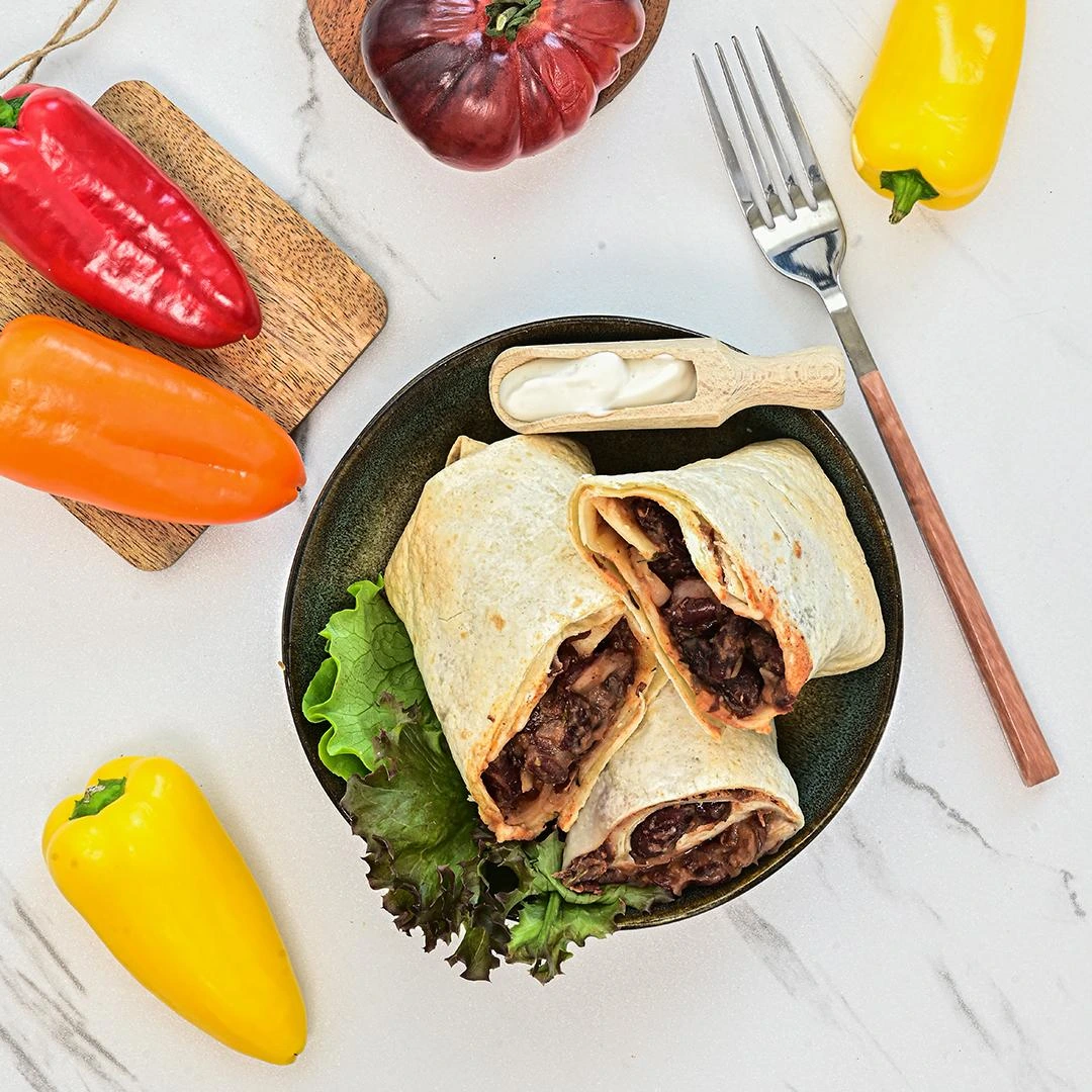 Tortilla z pastą z fasoli i warzywami z sosem chipotle