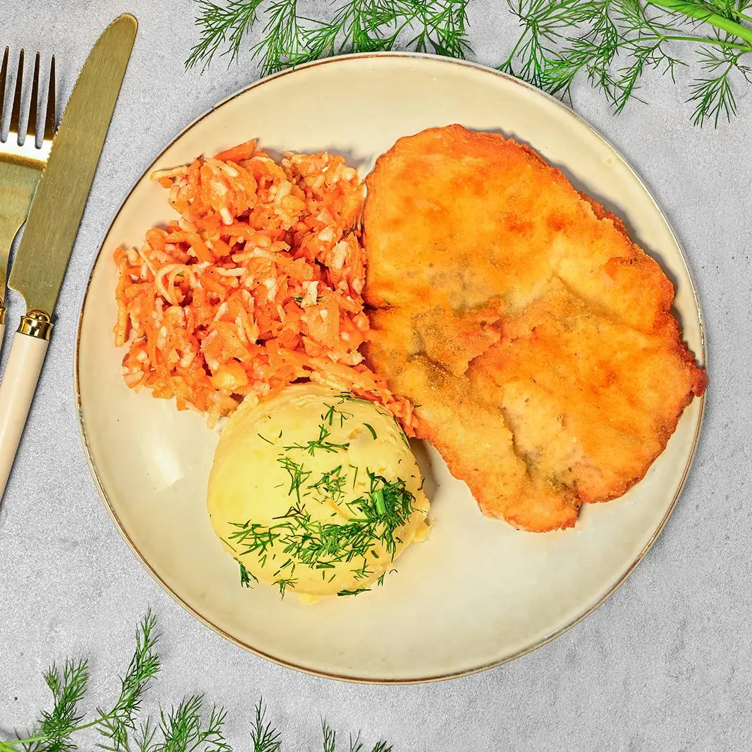 Kotlet schabowy z ziemniakami i surówką wielowarzywną