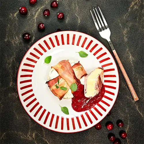 Camembert zapiekany w boczku z sosem żurawinowym