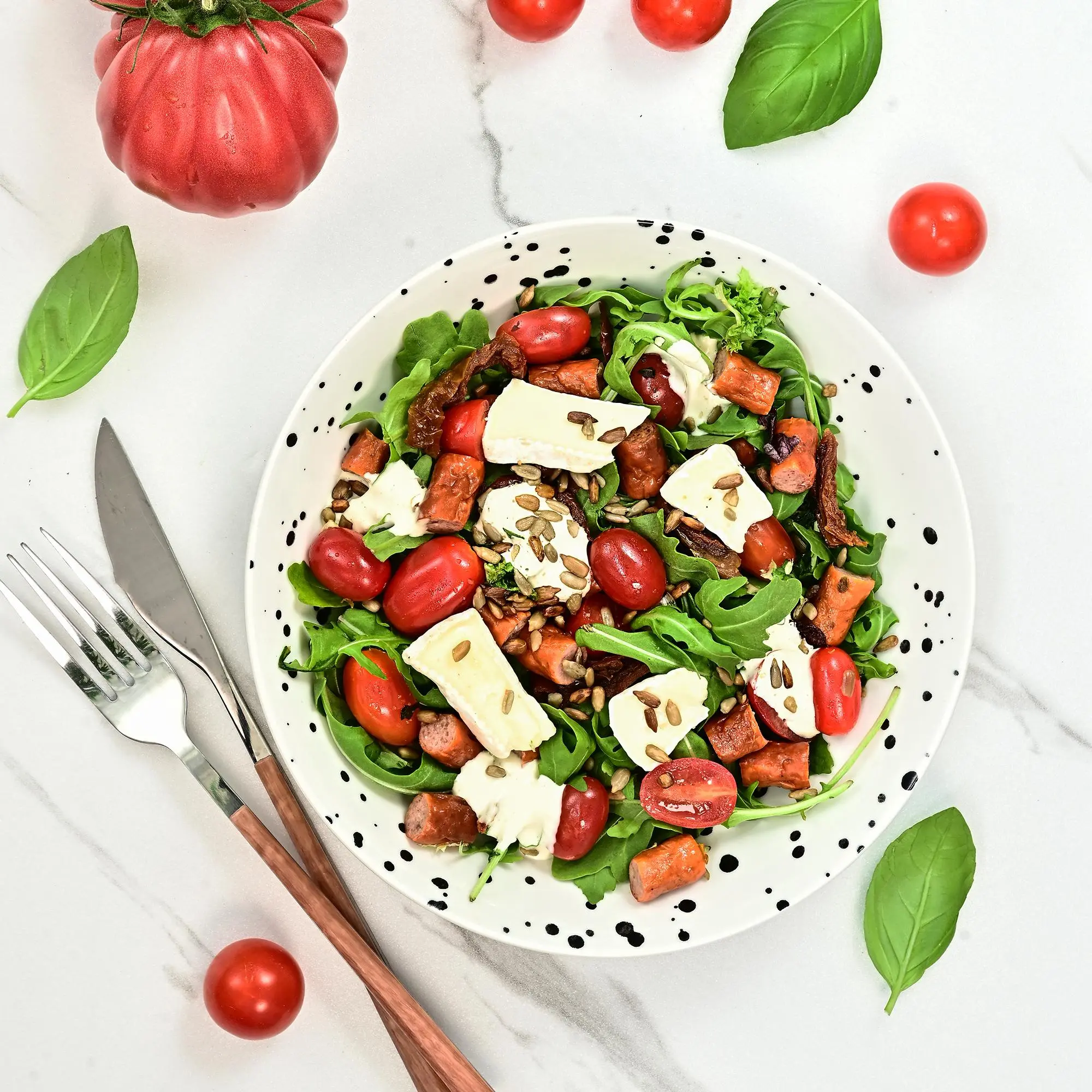 Sałatka z kabanosem, camembertem i suszonymi pomidorami z sosem mayo-jalapeño