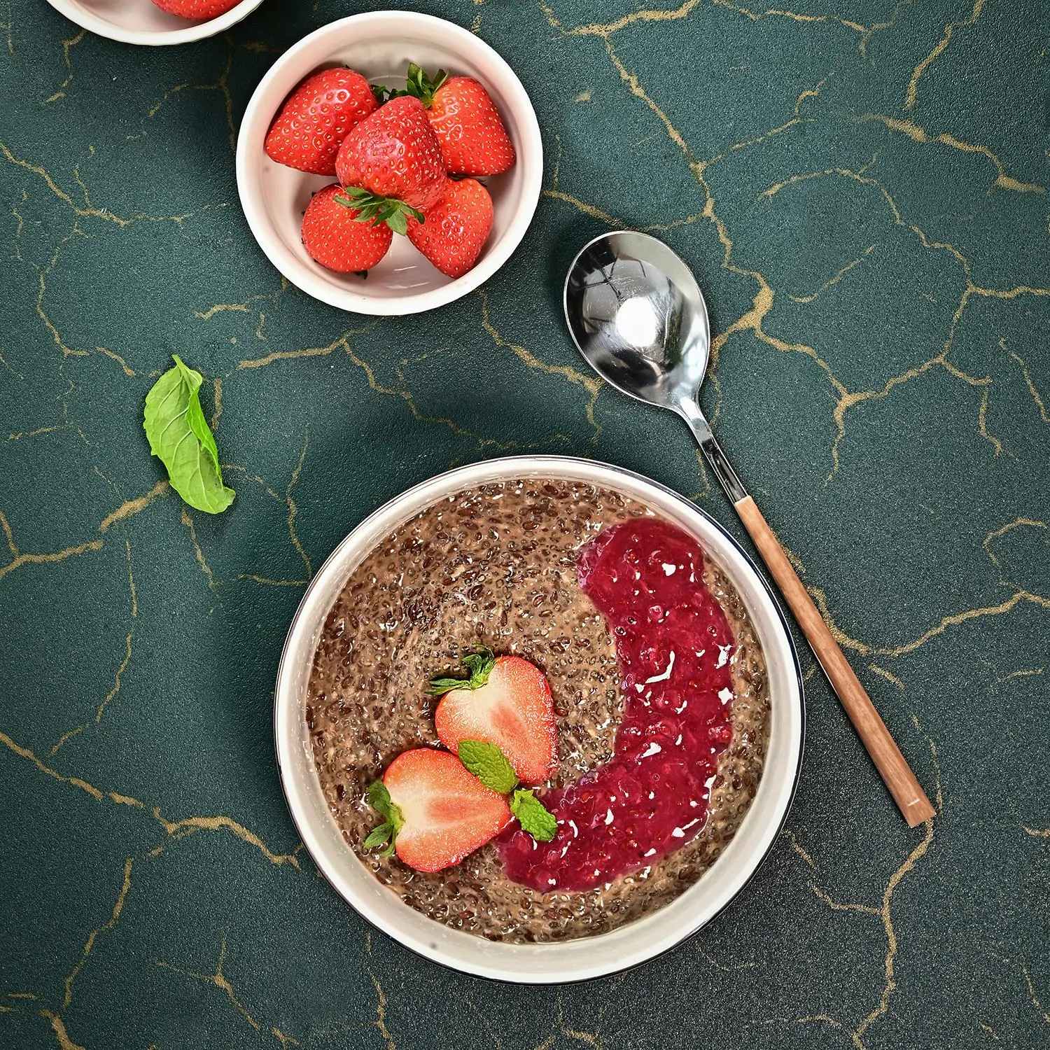 Czekoladowa siemianka z płatkami migdałów i musem z porzeczek