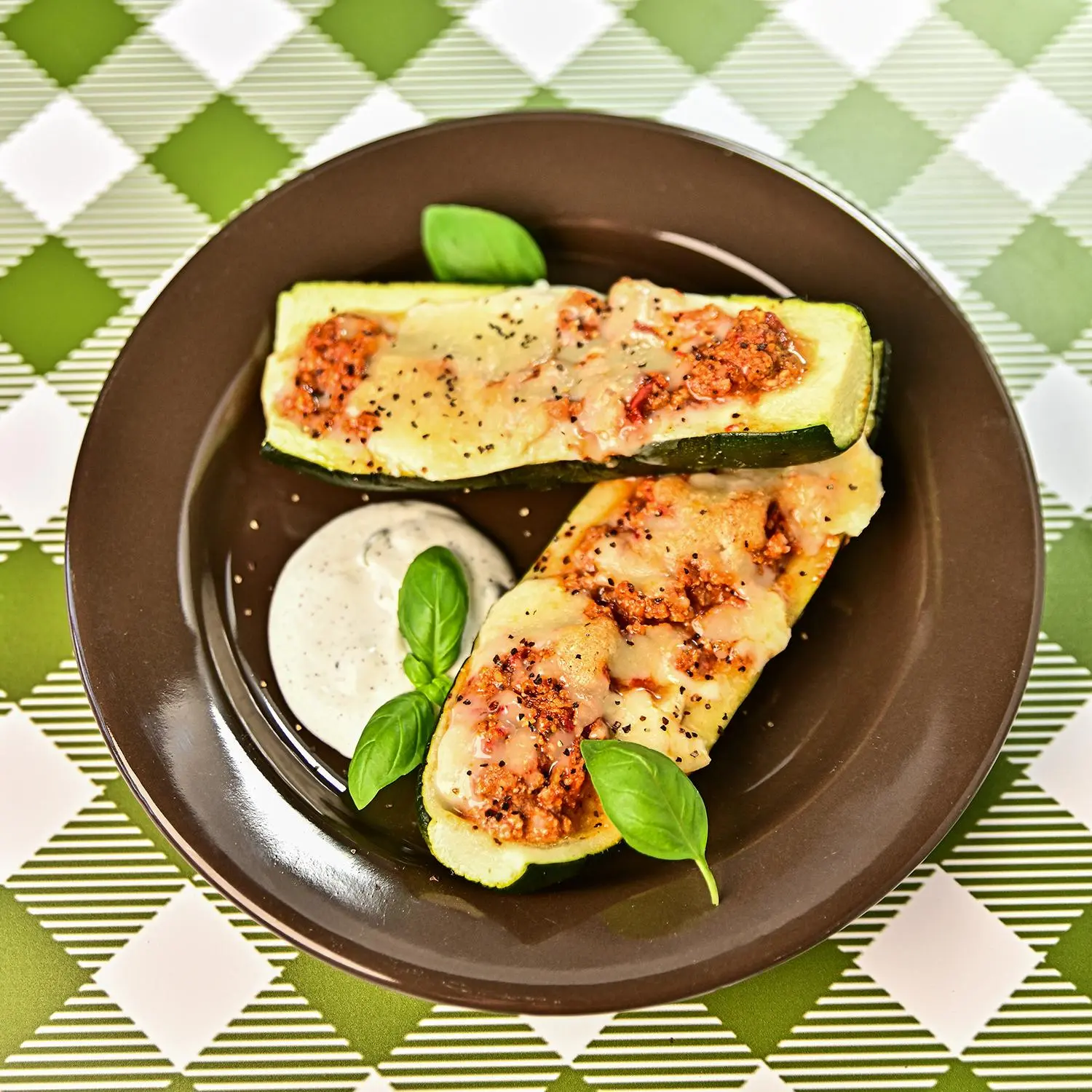 Cukinia faszerowana mięsem wieprzowym, zapiekana z mozzarellą i sosem szczypiorkowym