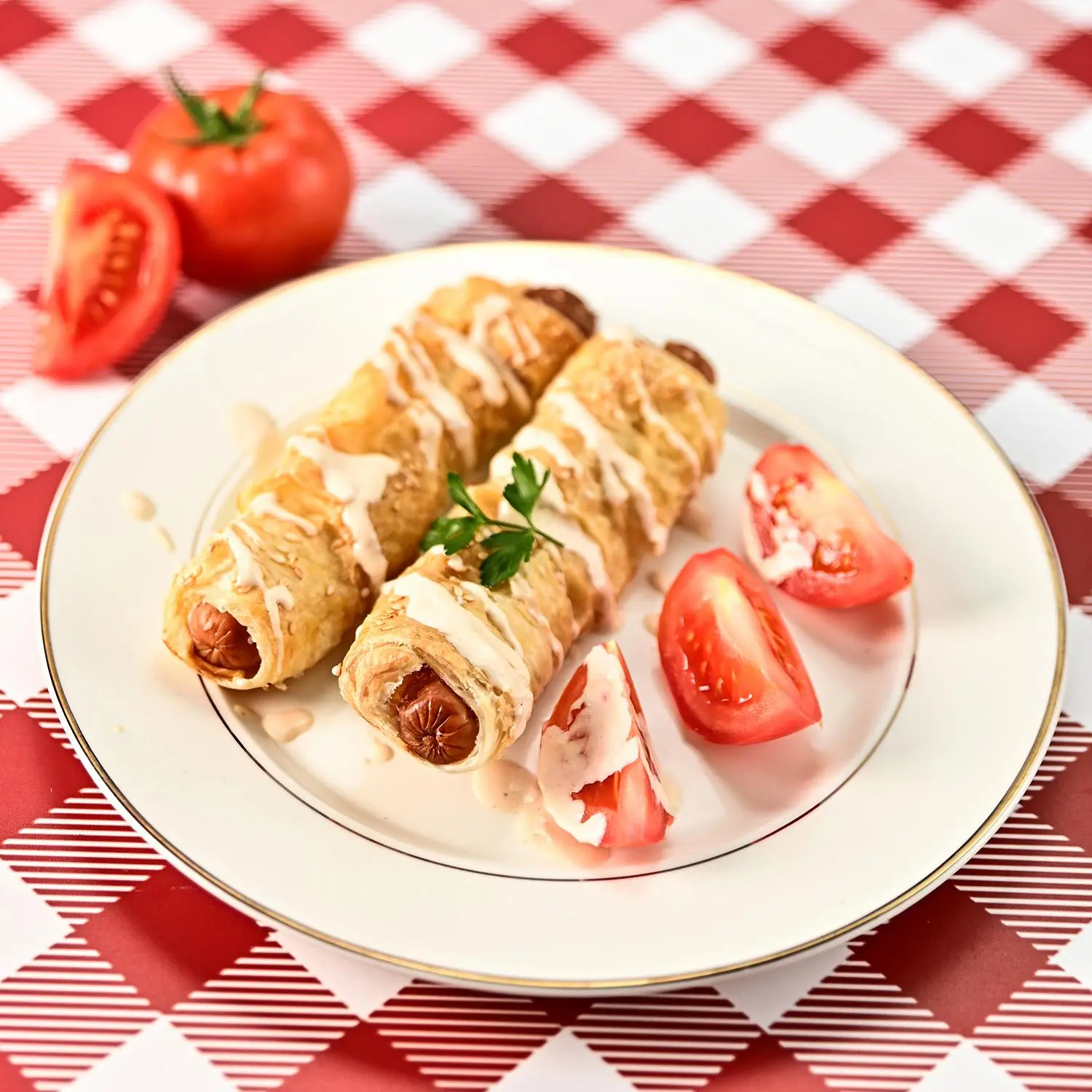 Parówki w cieście francuskim z sosem tysiąca wysp i pomidorem