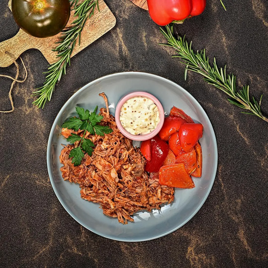 Szarpana keto wieprzowina z sosem tatarskim i pieczoną kolorową papryką