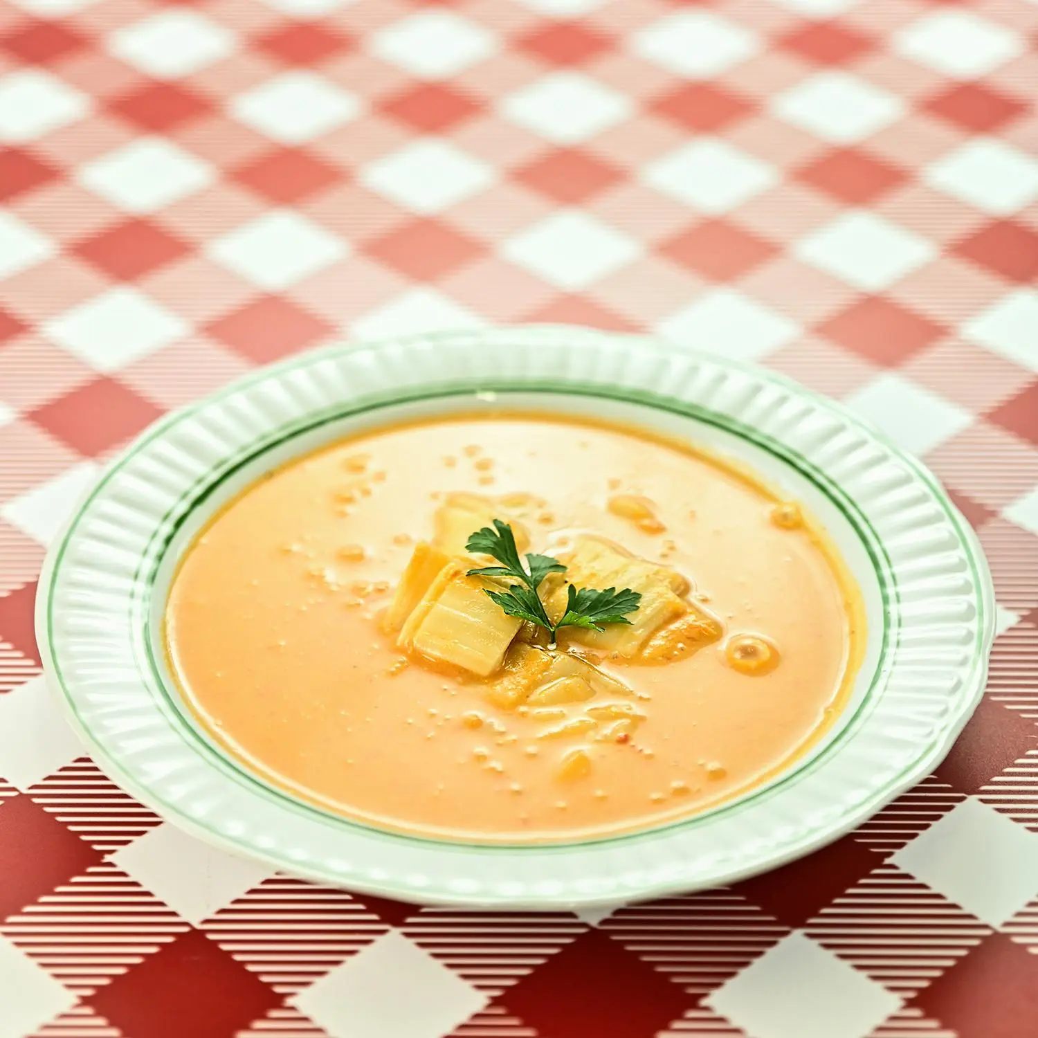 Domowa zupa pomidorowa z makaronem