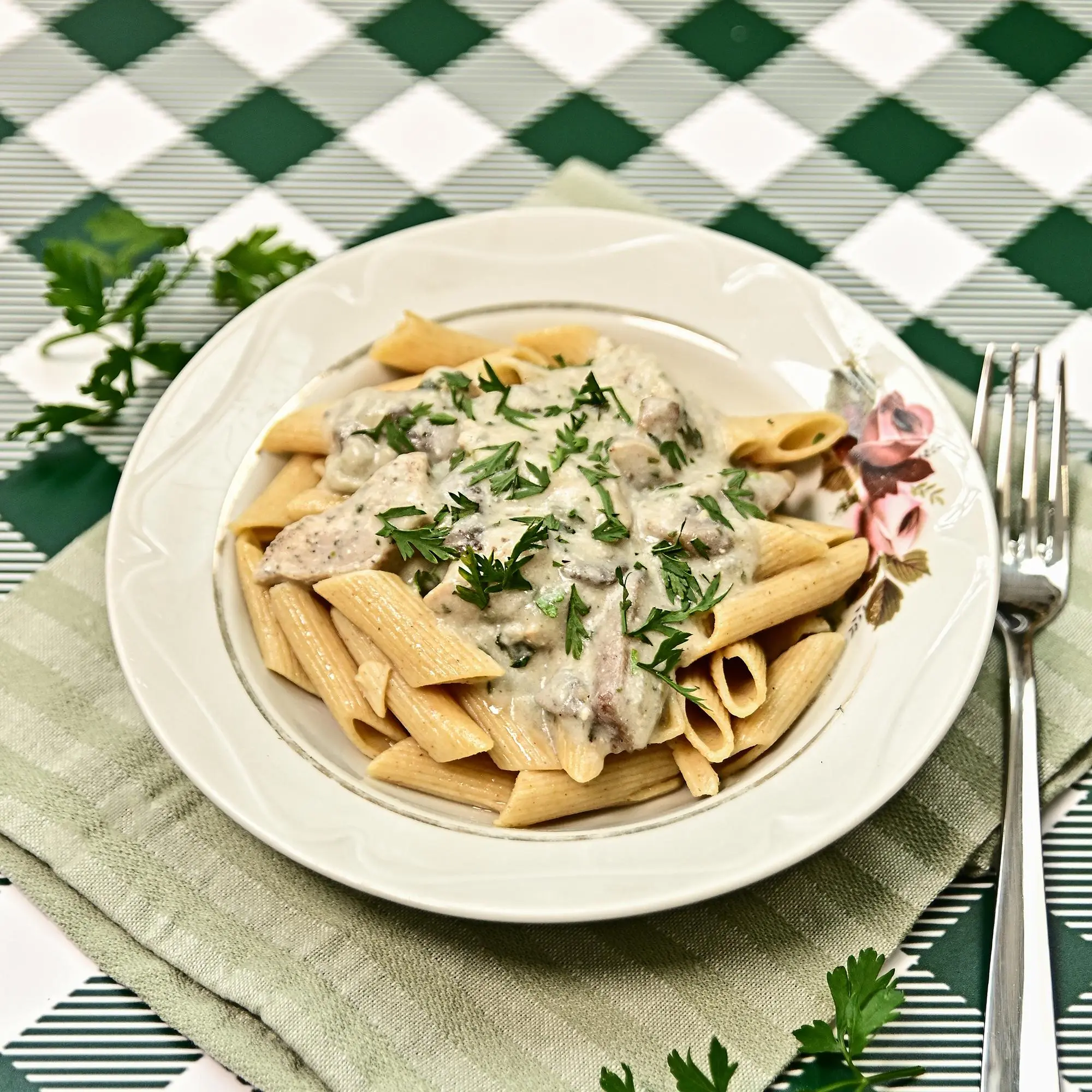 Makaron w sosie śmietanowym z kurczakiem i pieczarkami