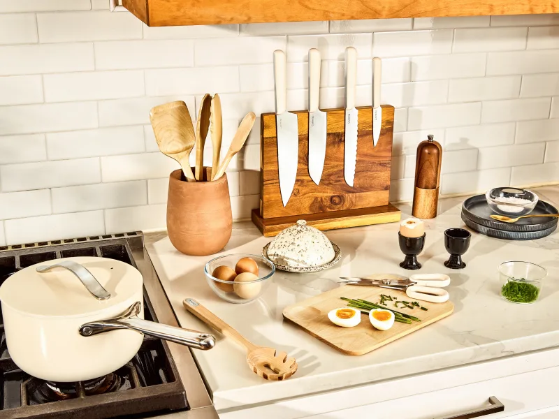 Ceramic Sauce Pan - Cream - Cutting Board - Utinsels - Knives - Lifestyle