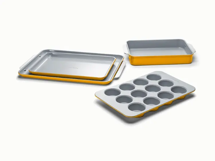 https://images.ctfassets.net/vitsw3itv0qj/2VPLvKsgaqkCuvaNO0W8YO/d09fa41edacf426cdbbe187f623d3e88/5_Piece_Half_Bakeware_Set_-_Marigold_-_Hero.jpg?q=75
