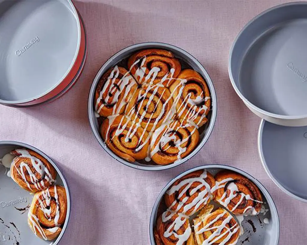 Circle Pan - Perracotta - Top View with Cinnamon Rolls