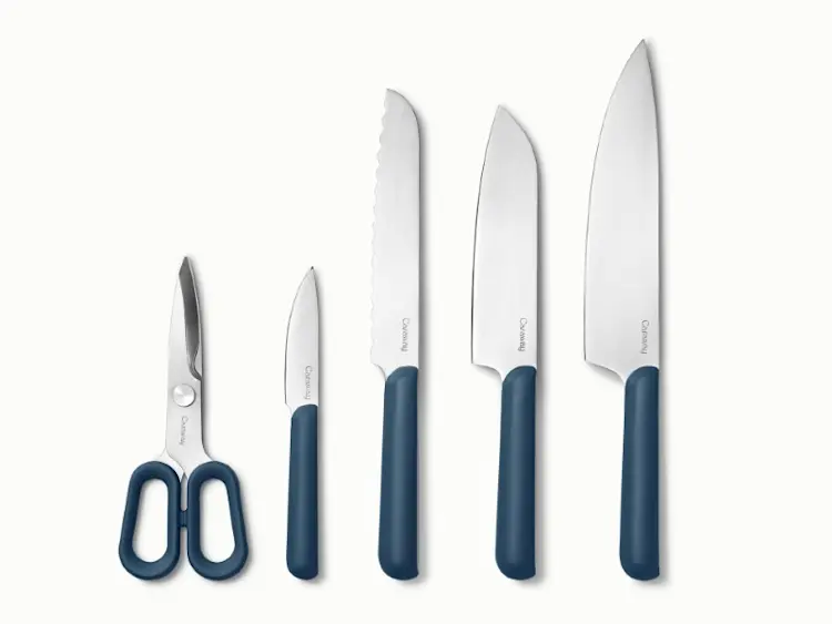 https://images.ctfassets.net/vitsw3itv0qj/2qNHXjwddssw5TfYcv5aAN/502151d81cad9f6ee40ded566e9ecb0d/Knife_Set_-_Navy_-_Hero.jpg?q=75