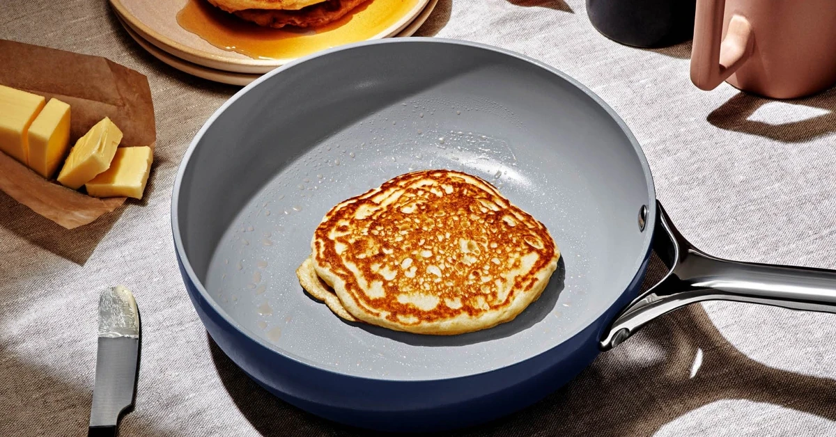 Ceramic Fry Pan - Navy - Presentation