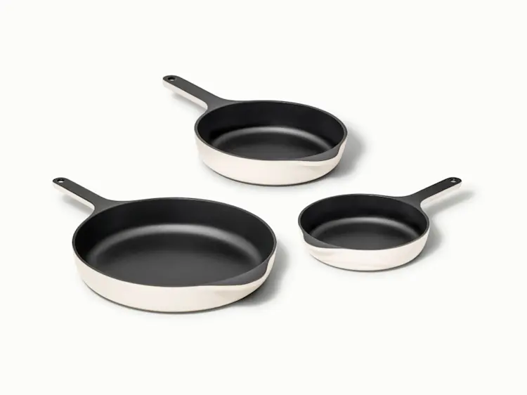 https://images.ctfassets.net/vitsw3itv0qj/5ZfCVHJGG8zuzW88hrDzxp/3ac7a7e9674bd9a09145ba55df81a109/Enameled_Cast_Iron_Skillet_Trio_-_Cream_-_Hero.jpg?q=75