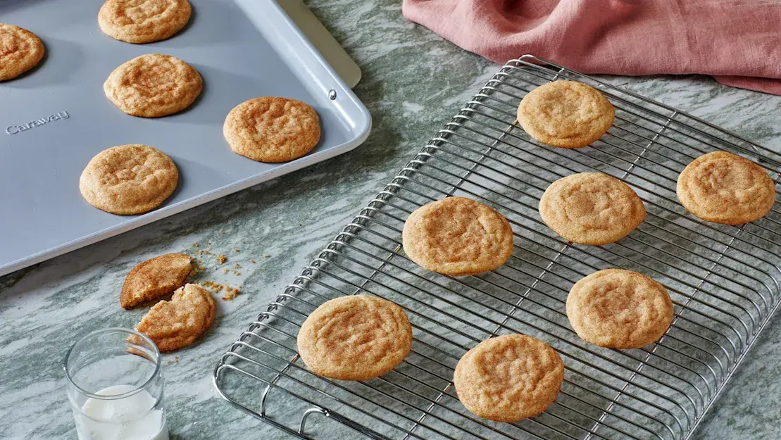 Baking and Cooling Duo - Cream - with cookies