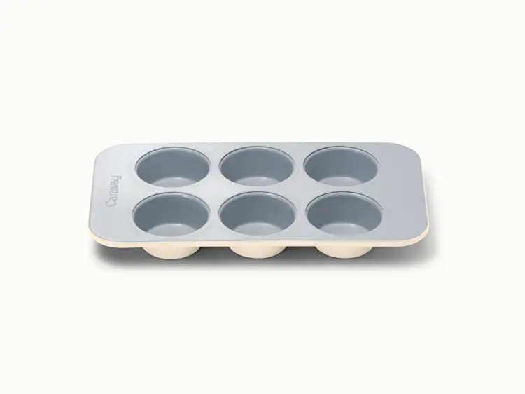 https://images.ctfassets.net/vitsw3itv0qj/6TWaahwi3xvZjPswpOfE7b/29ccb6e06e175e2eeb1c35965f08d8ee/6_Cup_Muffin_Pan_-_Cream_-_Hero.jpg?q=75