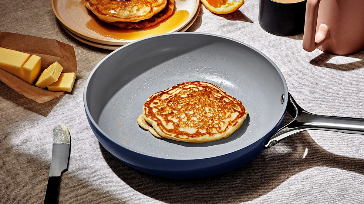 Ceramic Frying Pan - Navy - Frying Pancake Presentation