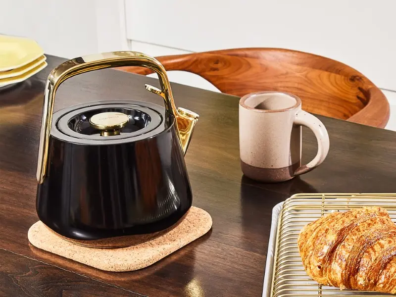 Whistling Tea Kettle - Black - Lifestyle