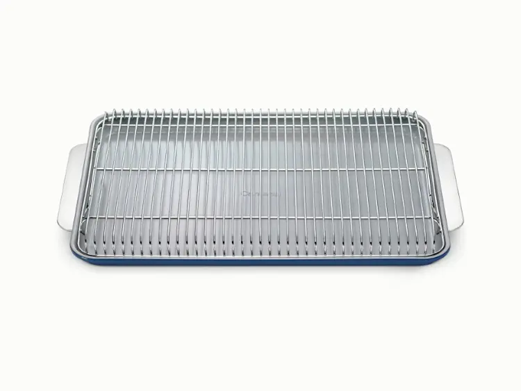https://images.ctfassets.net/vitsw3itv0qj/NHP0xwS20nyBL401dP0I3/61899b1f1b120b05b024cb7c52e421a0/Baking_Cooling_Duo_-_Navy_-_Hero.jpg?q=75