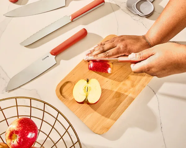 Small Cutting Board - Knife Set - Perracotta - Cutting Apple