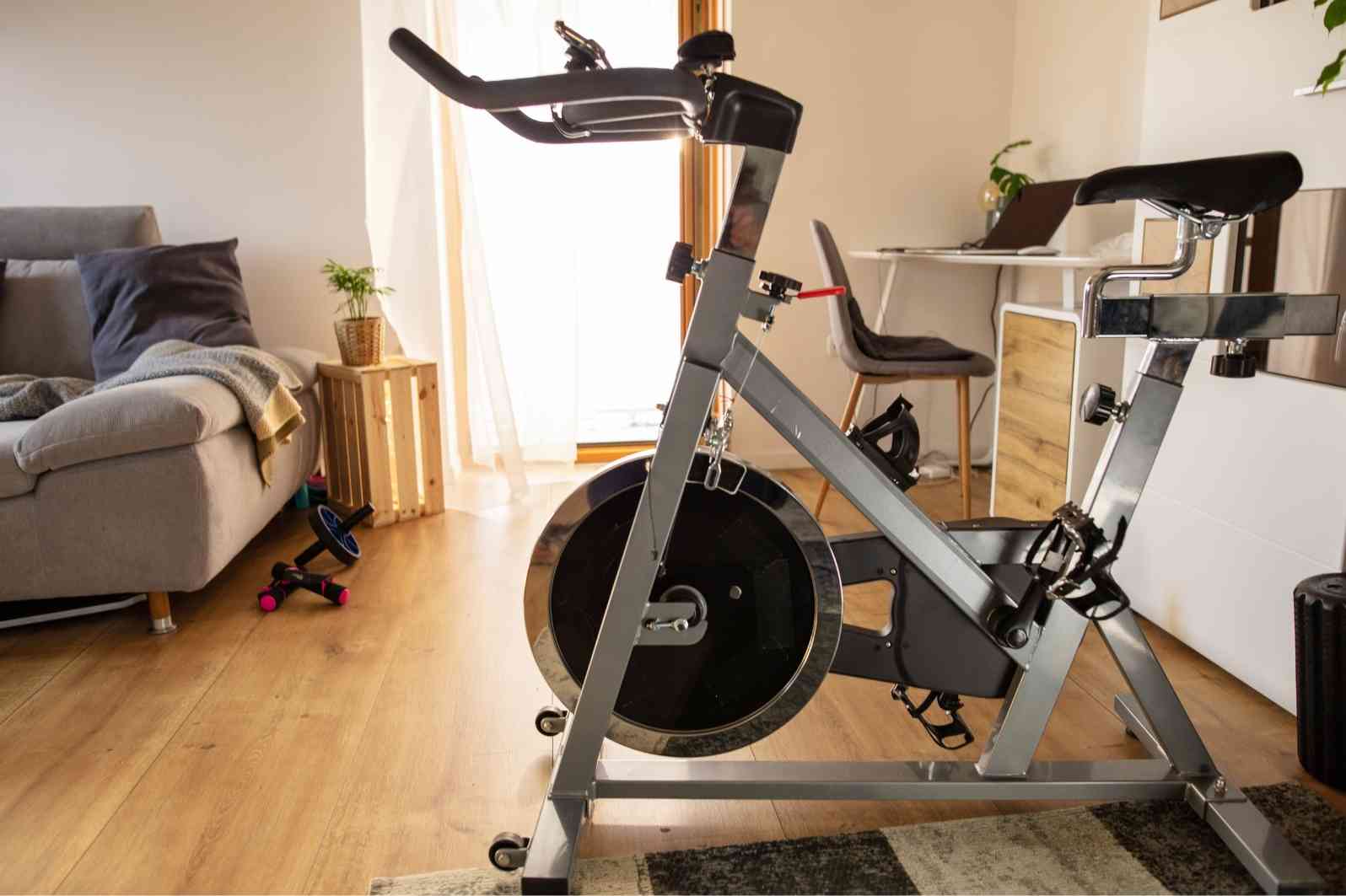 Vélos d'appartement, bancs de musculation et vélos d'appartement d'occasion