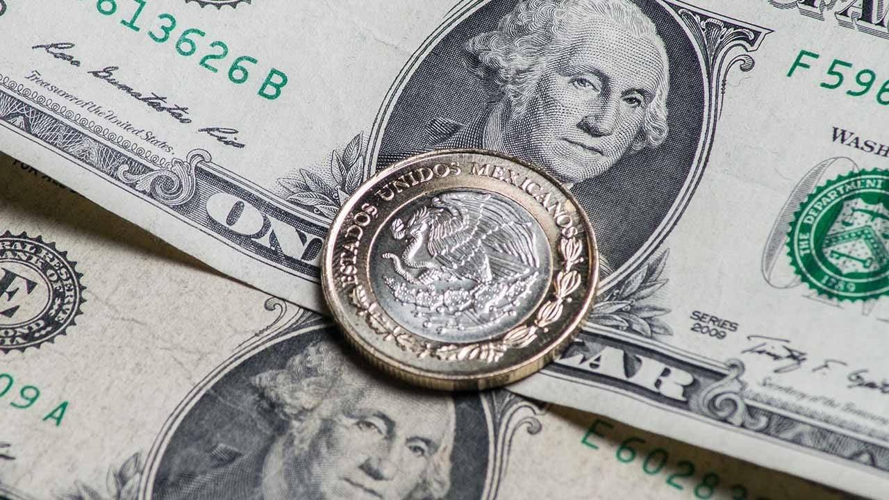 El peso y la BMV arrancan la semana con ganancias.