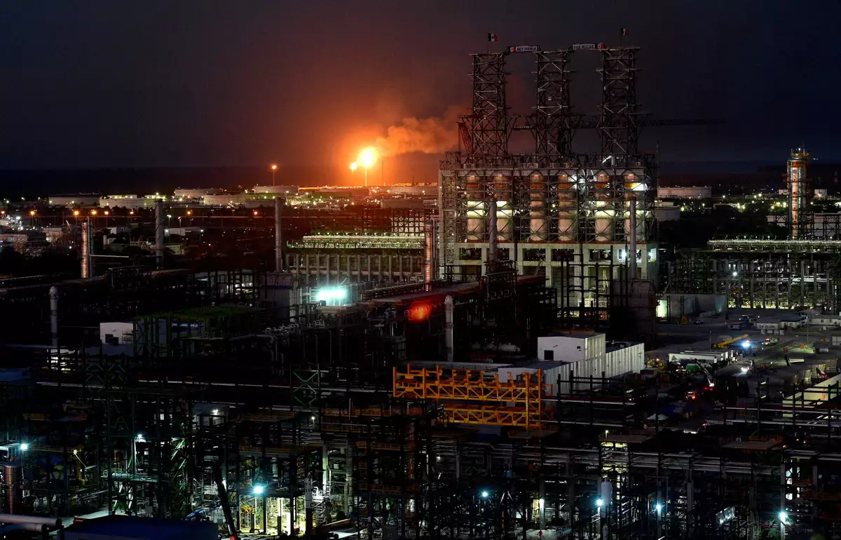 Explosión en Dos Bocas: 4 de 5 muertos eran externos a Pemex, viajaban cerca de la refinería.