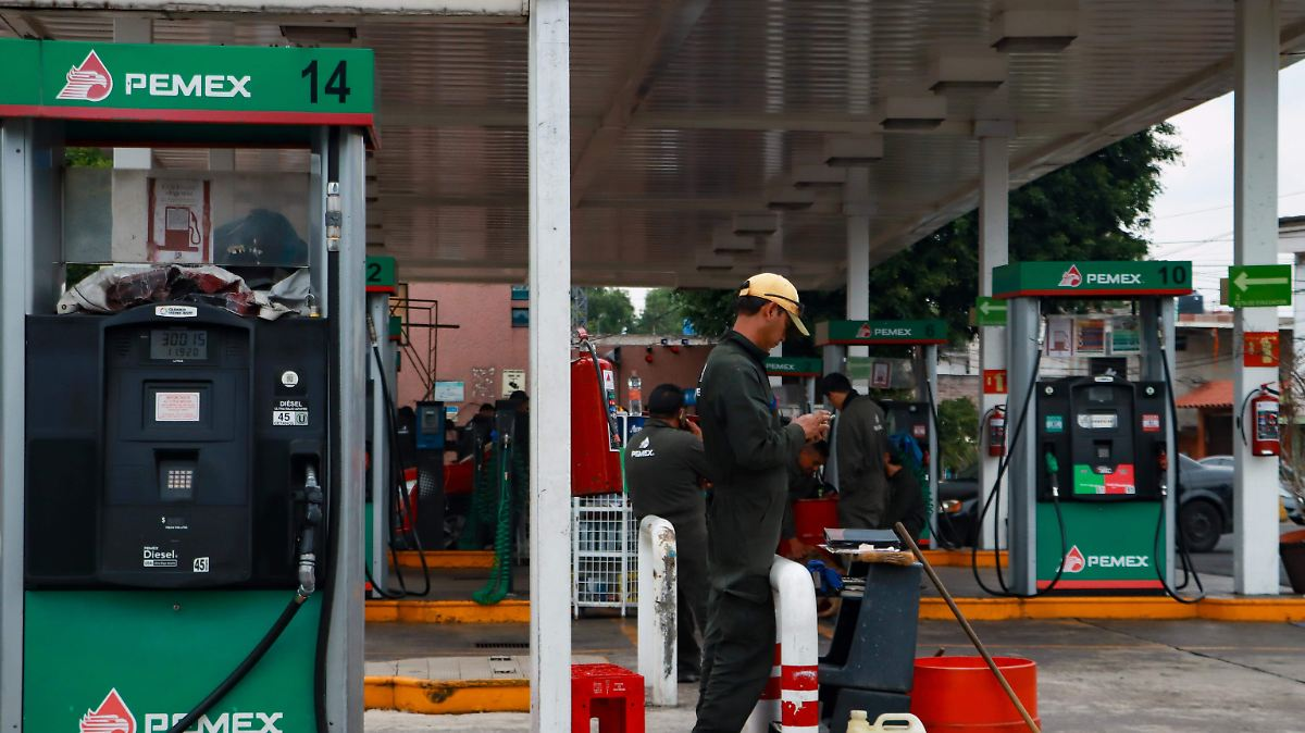 image | Hacienda actualiza impuestos IEPS a gasolinas, usuarios pagarán aumento de más de 1 peso por cada litro.