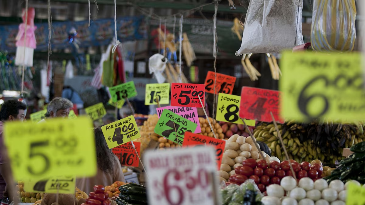 Inflación en México repunta a 4.02% en febrero y queda fuera del rango objetivo de Banxico.