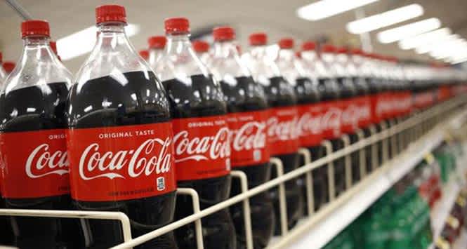 Coca-Cola planea eliminar casi 200 marcas de bebidas debido a disminución de las ventas 