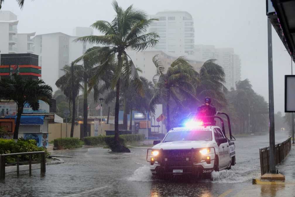 Huracán “Beryl” azota Tulum como categoría 2: fuertes lluvias, vientos y oleaje; Yucatán ya se prepara para recibir a este fenómeno en las siguientes horas.