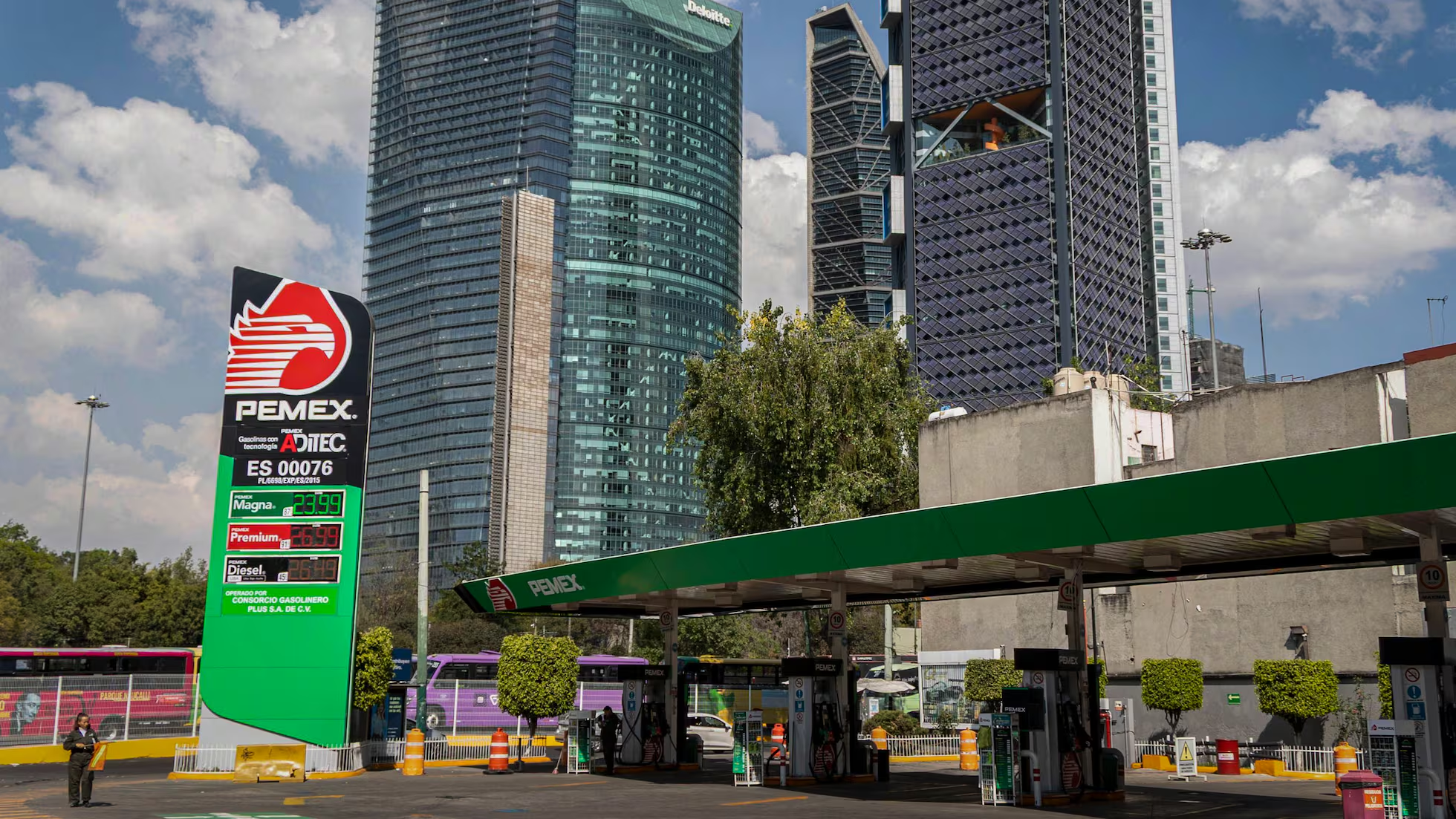 Pemex presume procesar 1.5 millones de barriles diarios; sus datos lo desmienten.