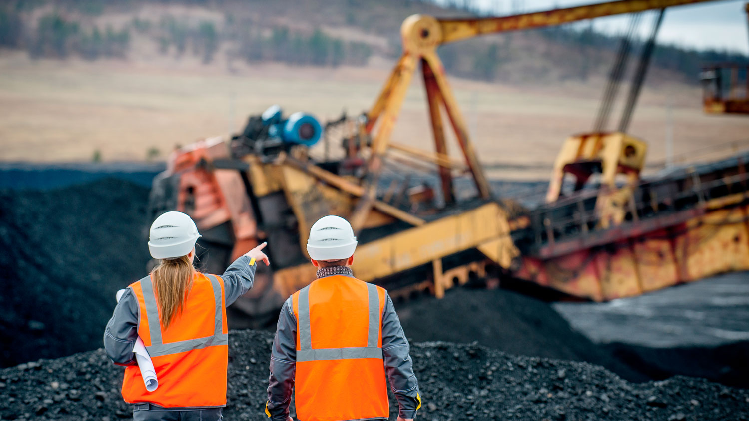 El SAT va por comerciantes, manufactureras, mineras y servicios financieros.