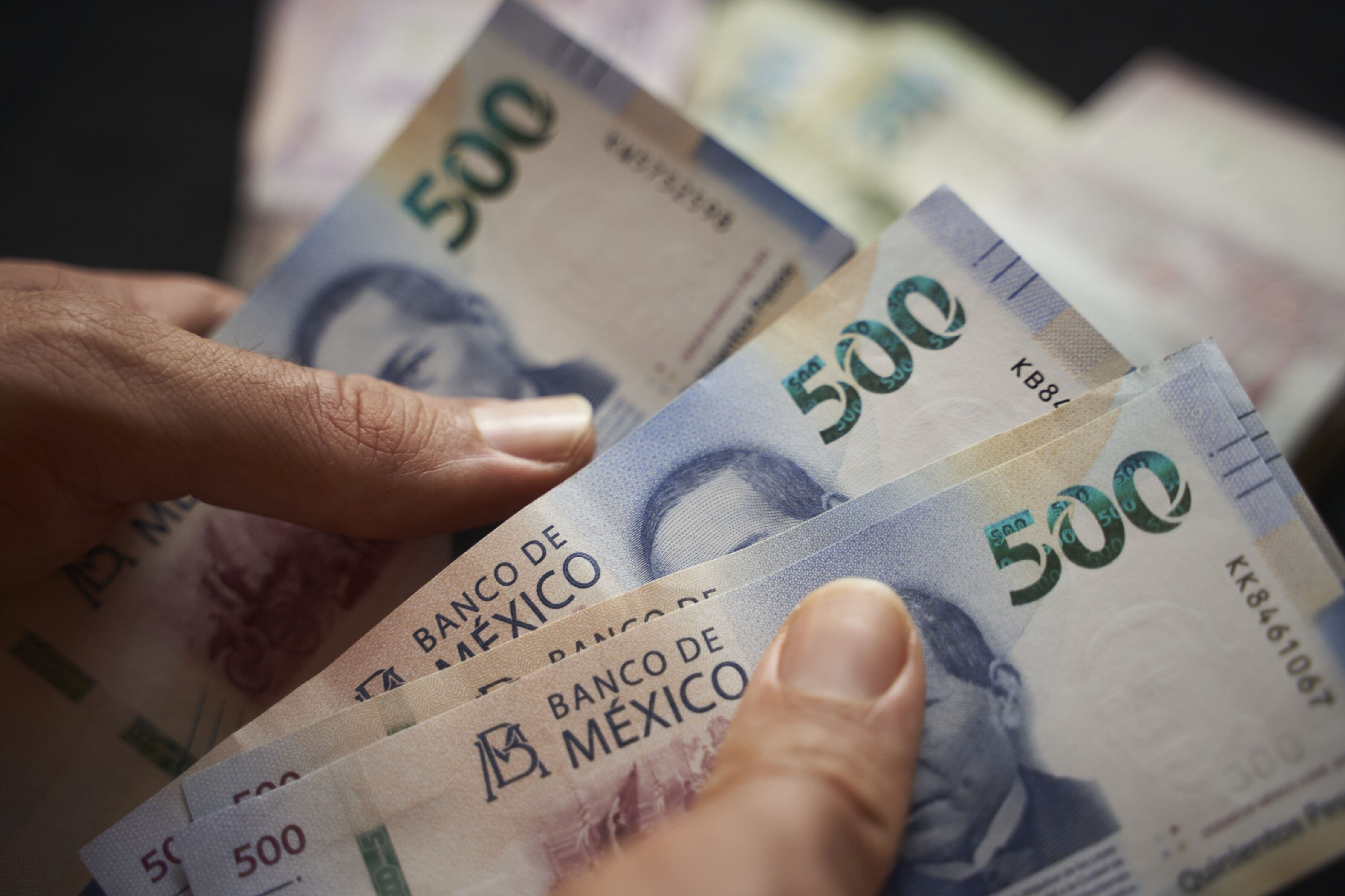 El doble filo del superpeso para remesas, finanzas públicas y empresas.