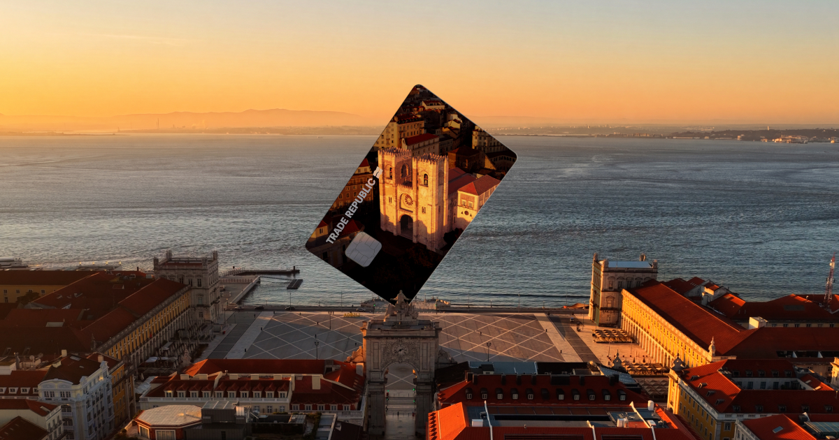 A Trade Republic card over a panoramic view of Lisbon