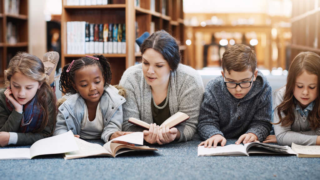 Barn och lärare i skolbibliotek