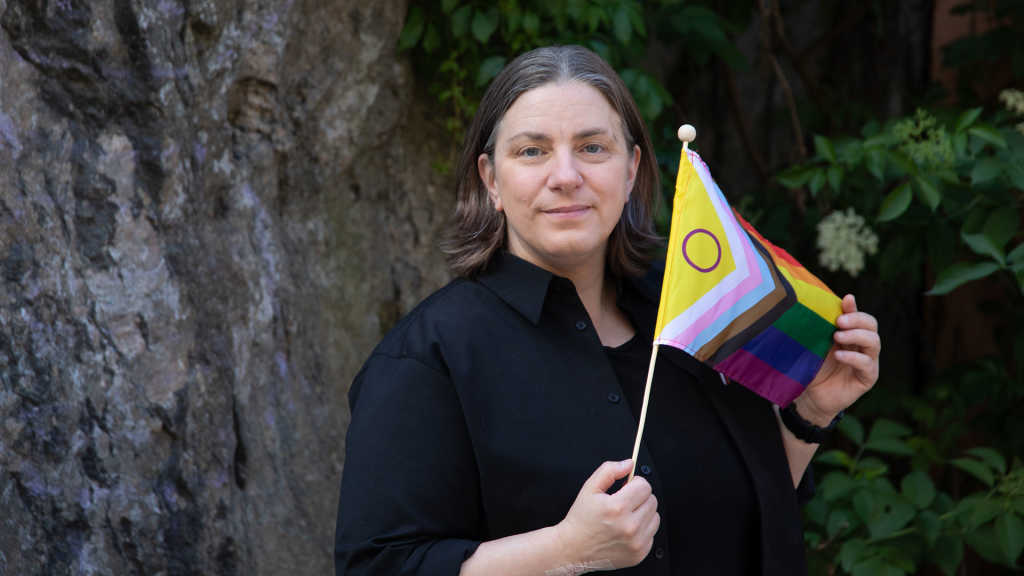 Anna Troberg-med-prideflagga