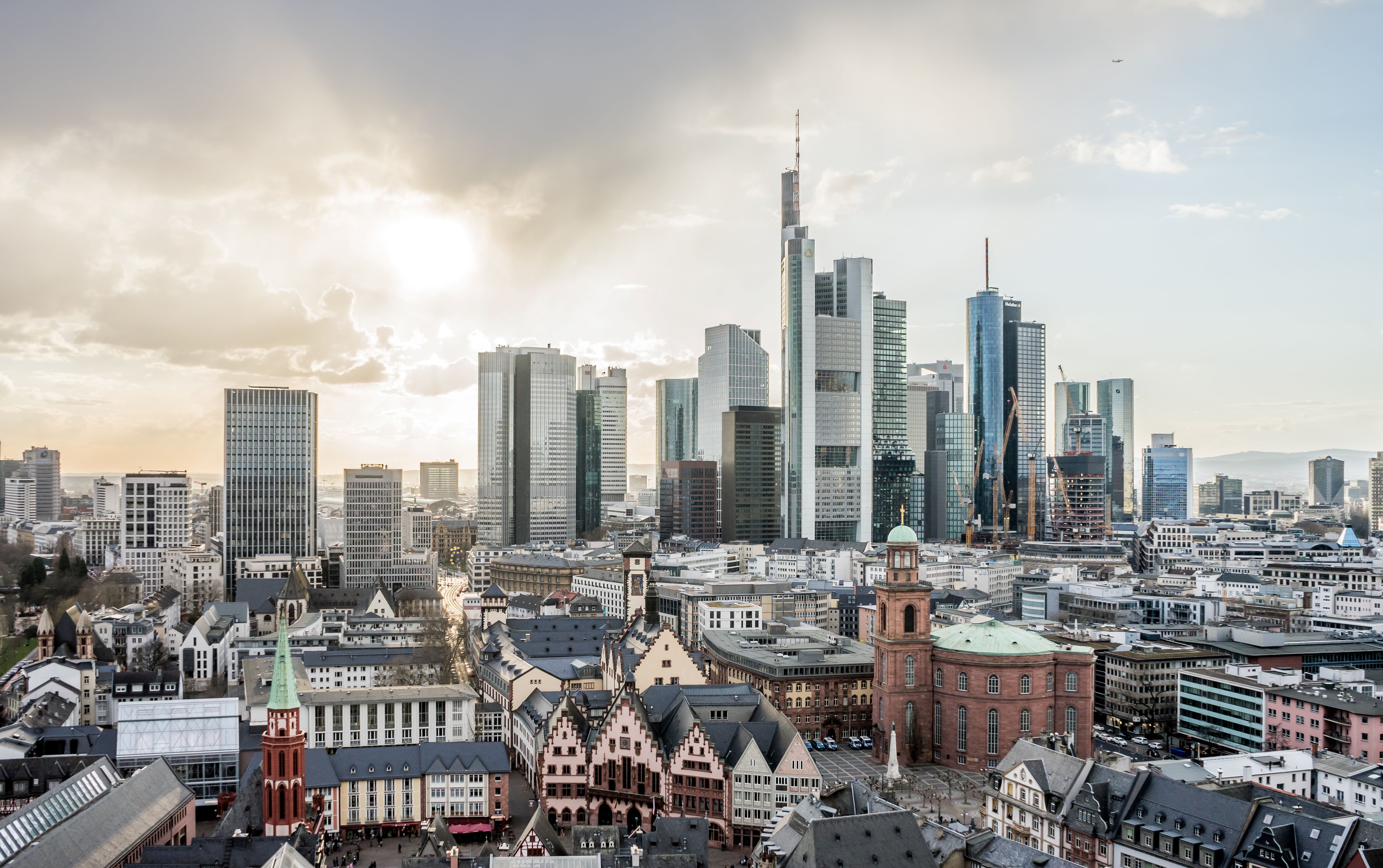 Frankfurt historic and modern buildings - landscape hero - Pexels 38765212