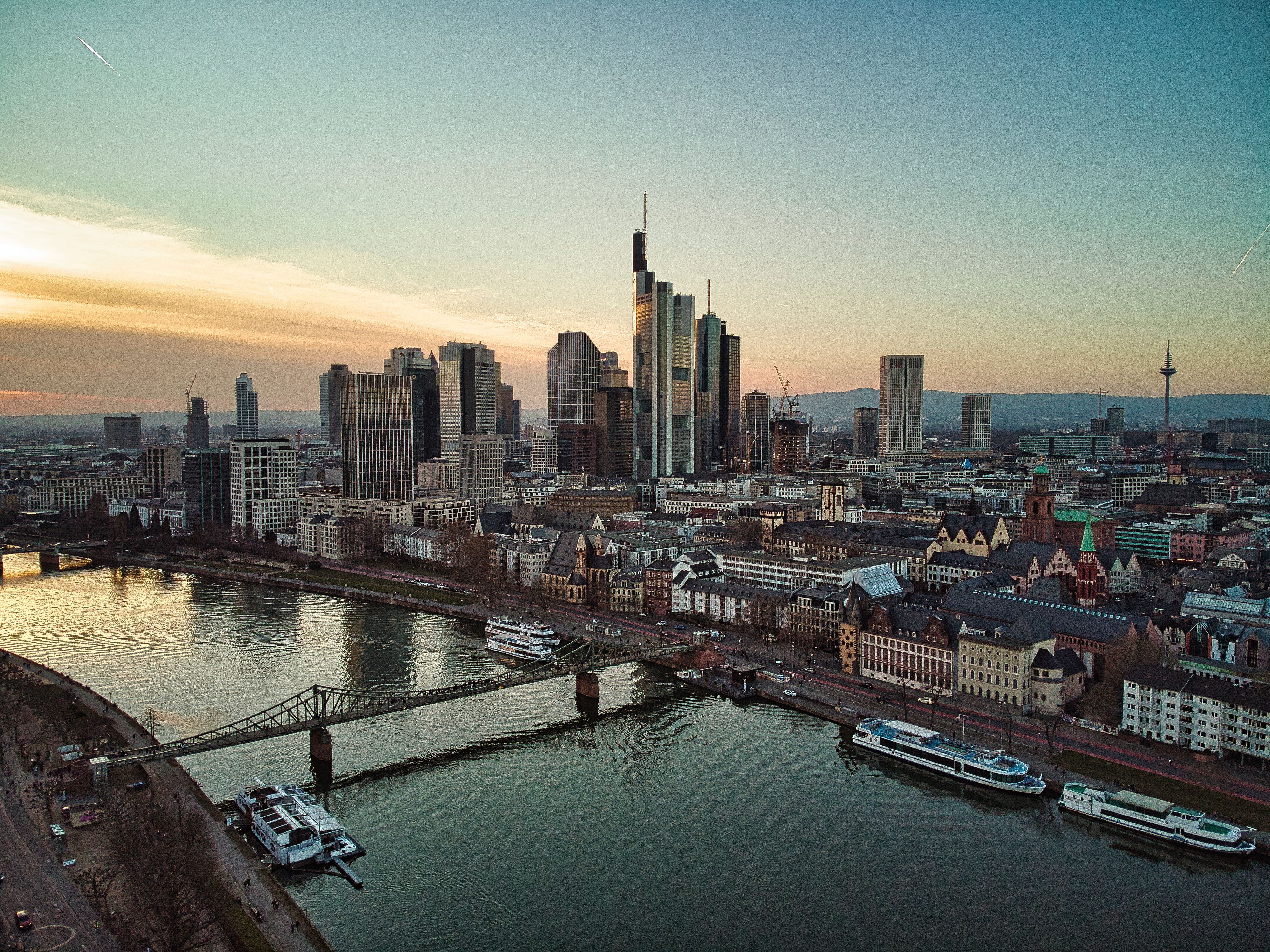 Frankfurt river at sunset - landscape hero - Pexels 11728834