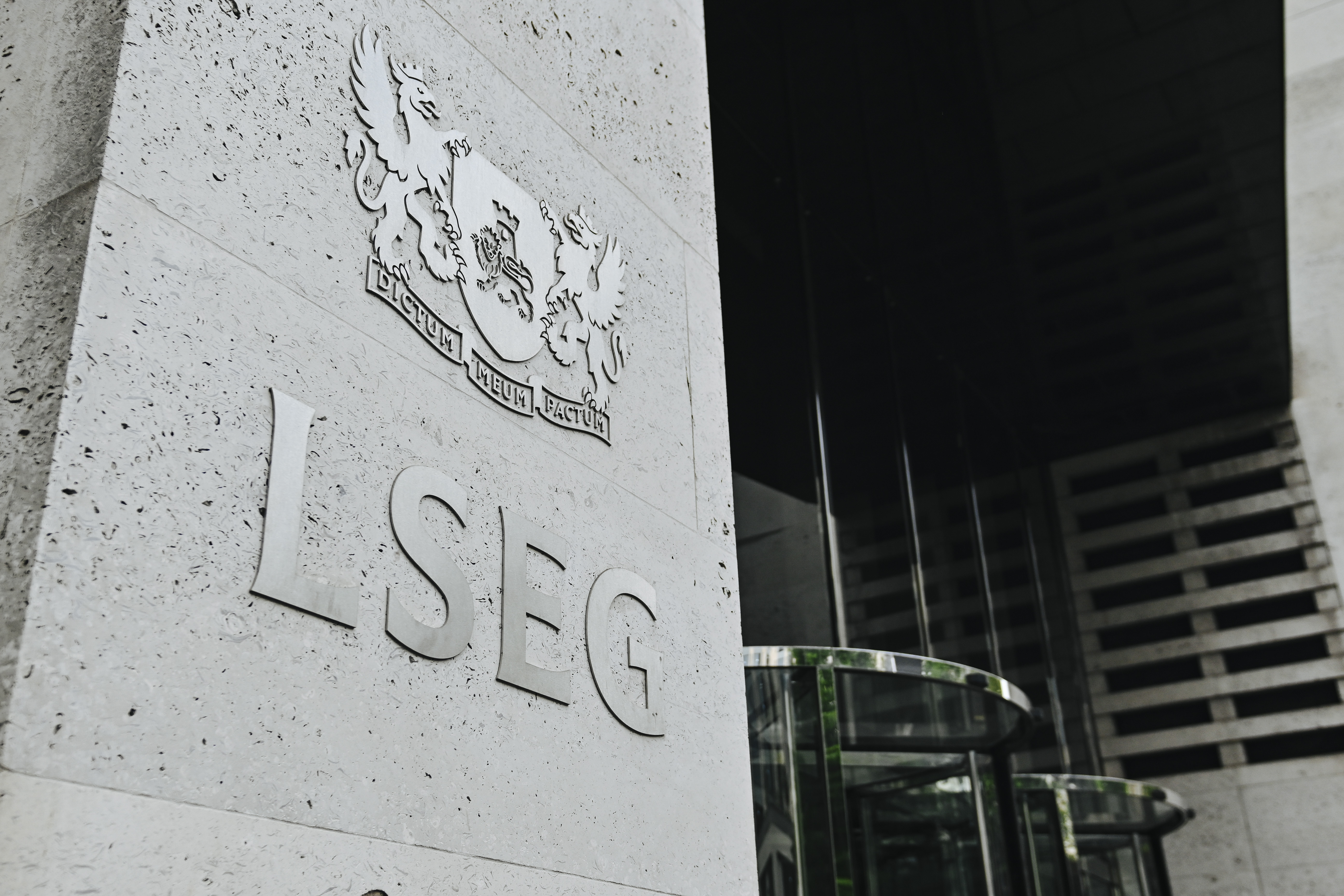 FTSE 100 opens the week at 10,490 as investors focus on geopolitics and UK politics