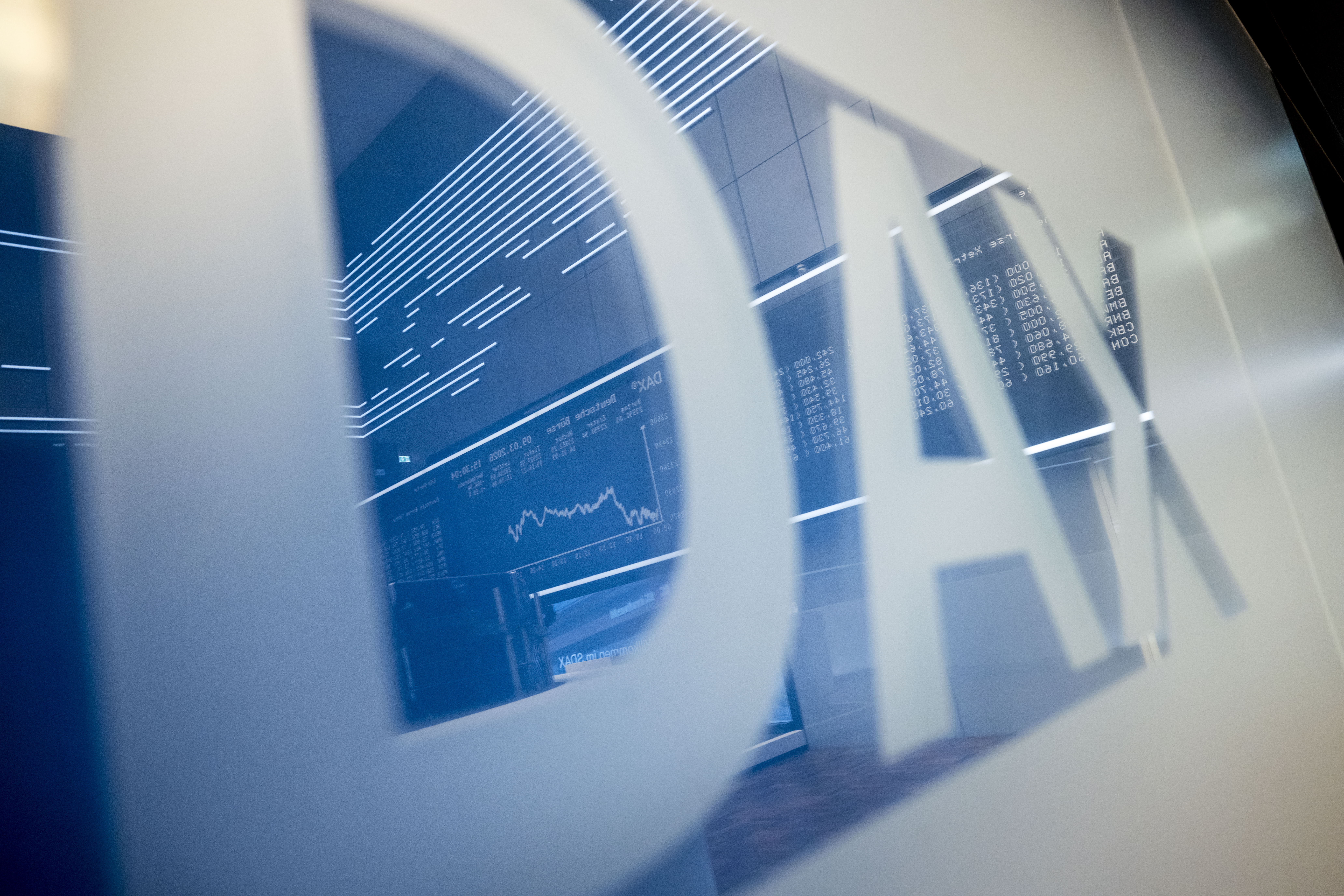 DAX struggles with 25,000 as the Bank of Japan raises rates