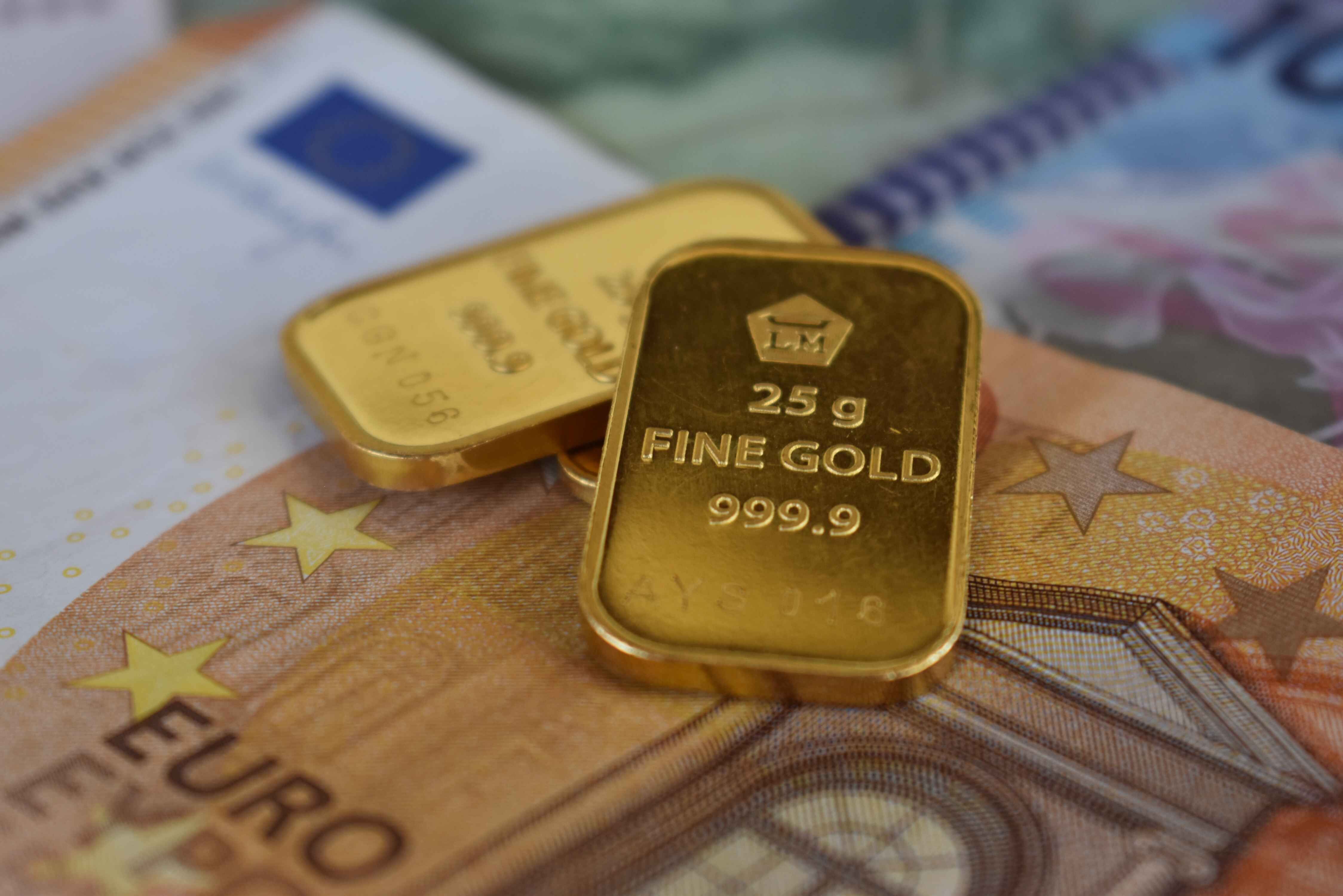 Gold bars and banknotes - Robert Lens, Pexels