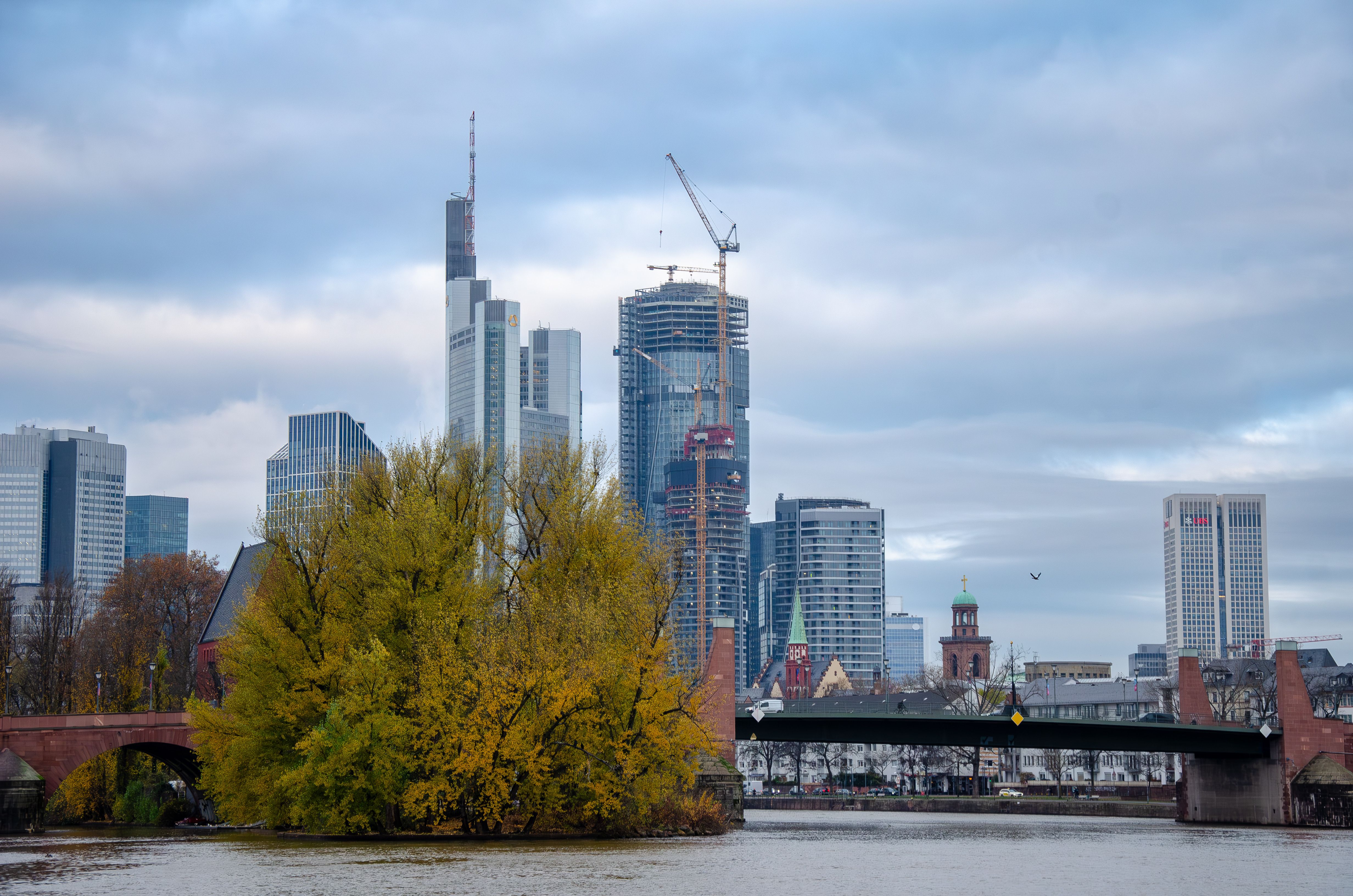 Frankfurt with autumn foliage - landscape hero - Pexels 19347926