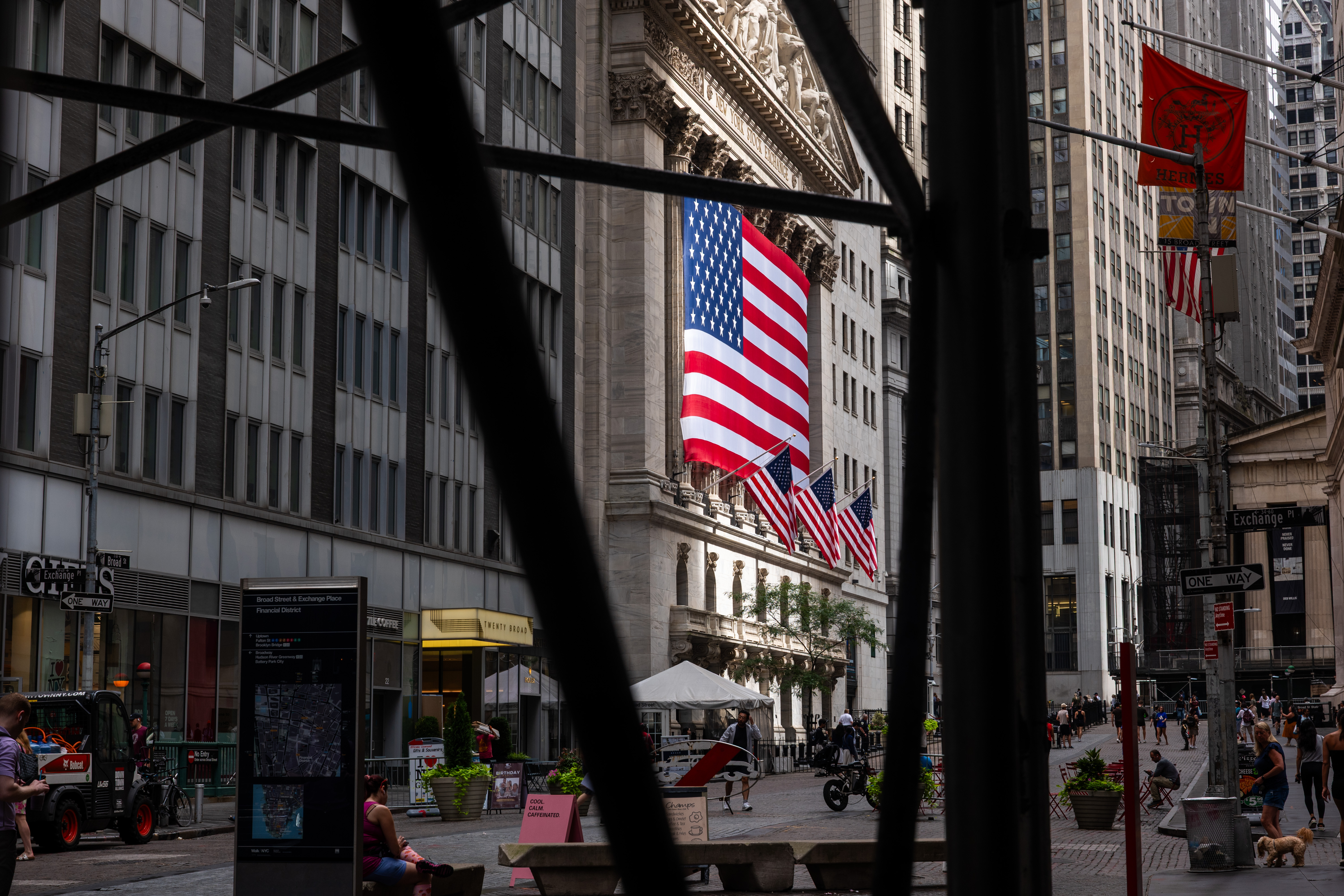 USD strength builds as EUR/USD loses support ahead of PMIs and IFO