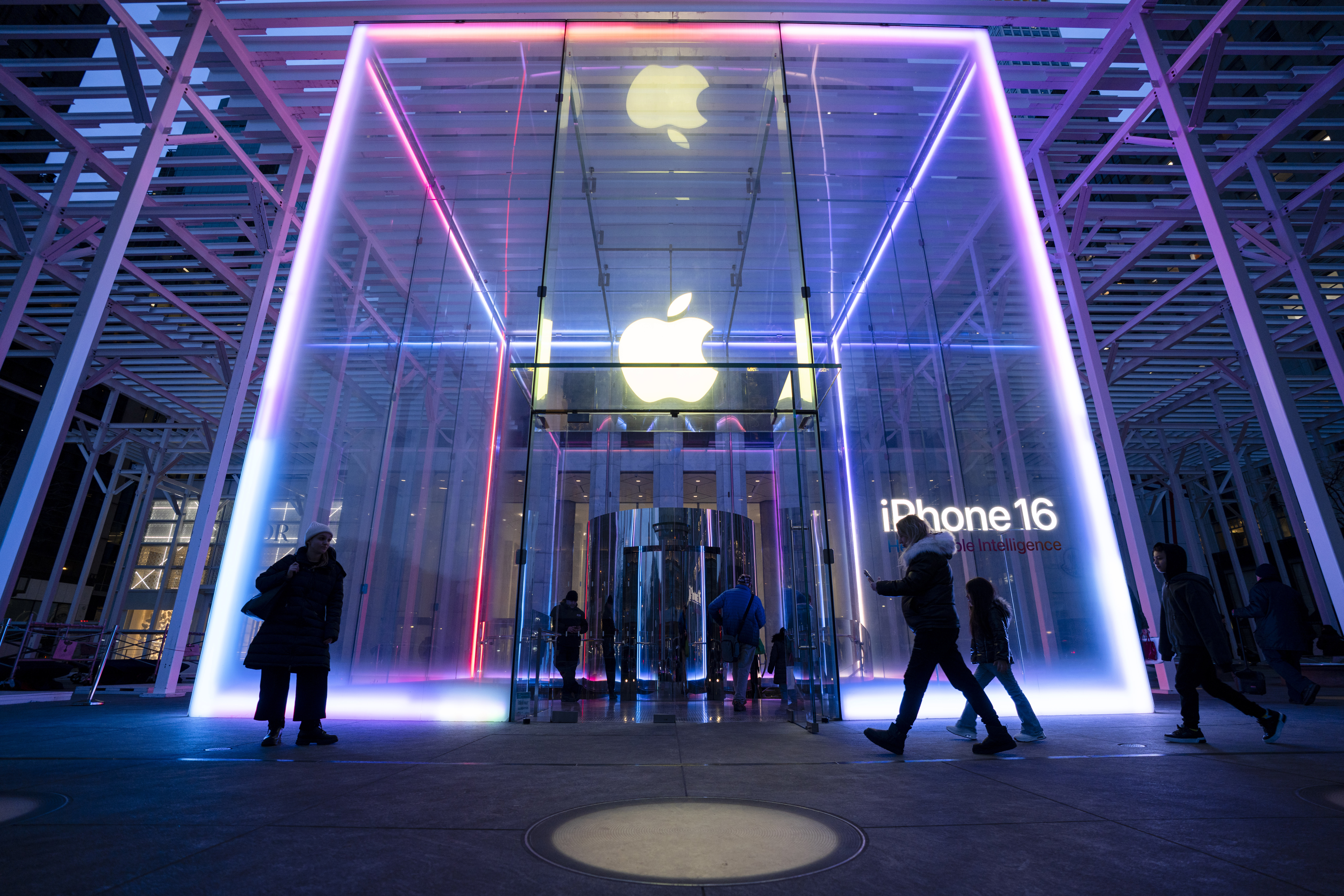 Apple's next chief faces an AI-era market test