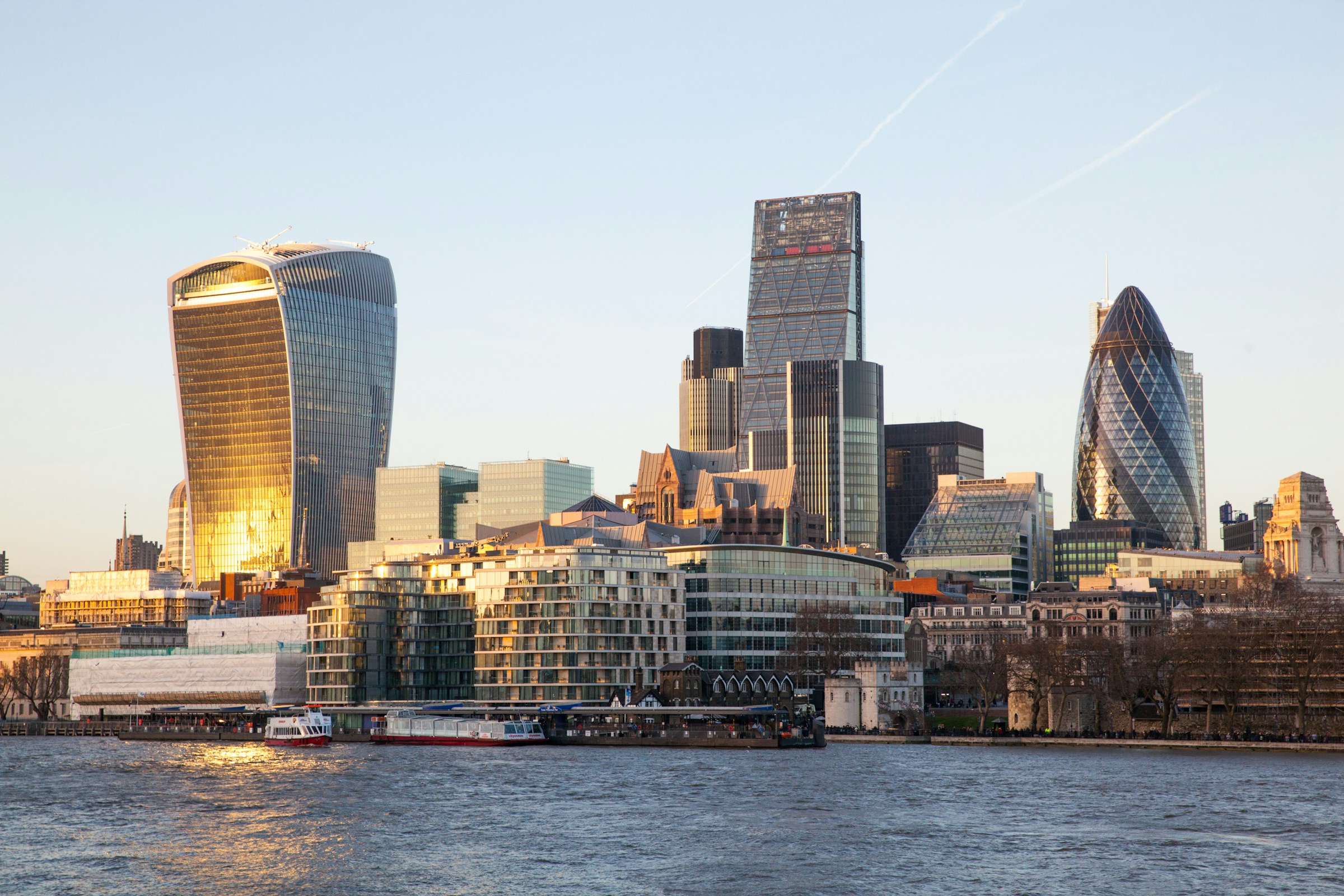 FTSE 100 trades lower as investors monitor UK economy and Middle East developments