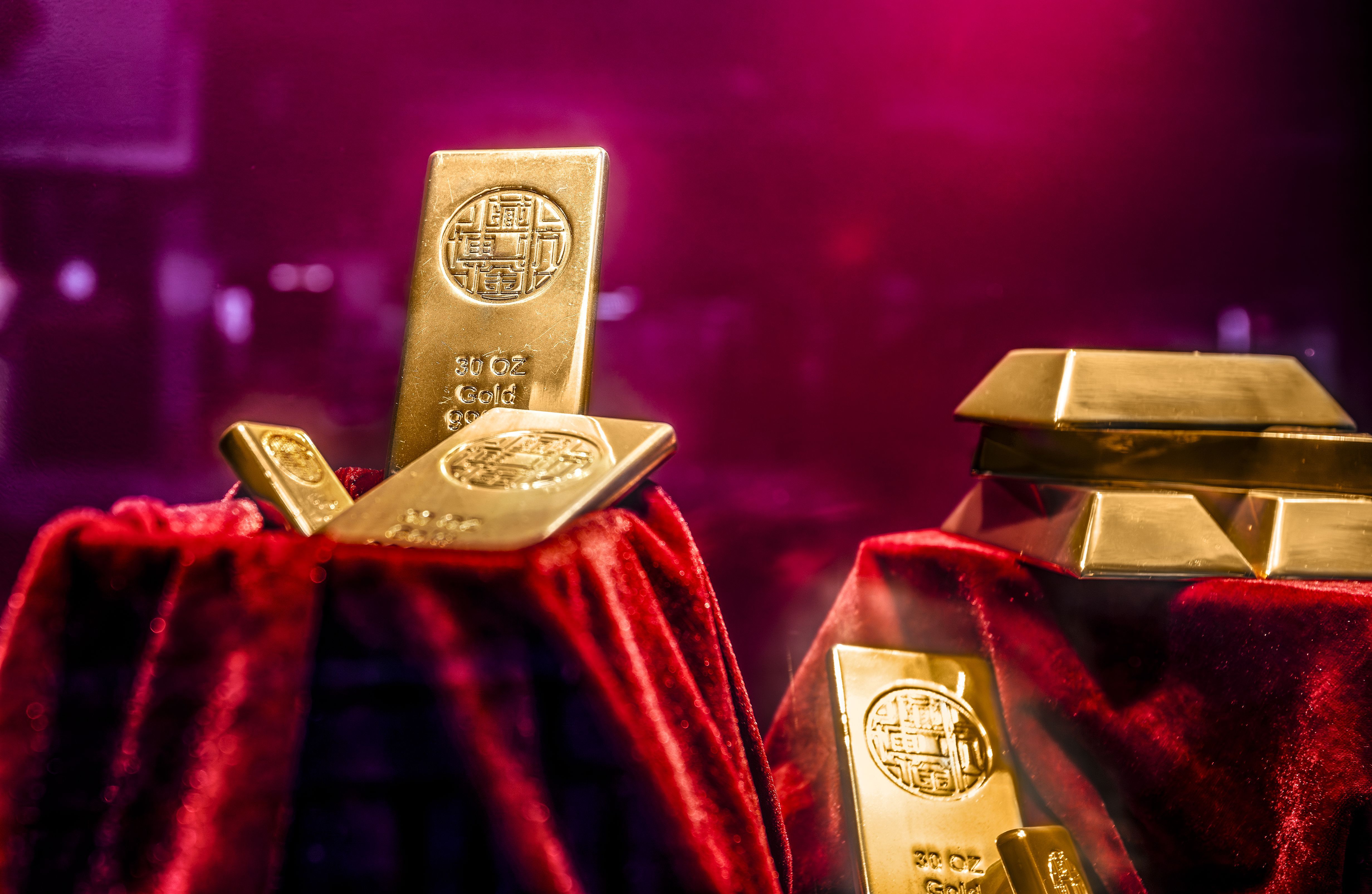 Gold faces risk of a sharp breakdown as support comes under pressure